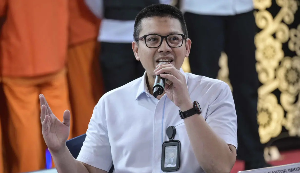 Kesemuanya ditangkap secara bersamaan dan terindikasi melanggar aturan keimigrasian serta terlibat dalam aktivitas sindikat siber. Tampak dalam foto, Kepala Kantor Imigrasi Bekasi, Anggi Wicaksono, memberikan pernyataan pers di Kantor Imigrasi Jakarta pada Selasa 18 November 2025. (BAY ISMOYO/AFP)
