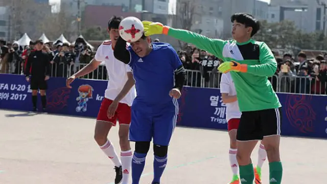 Diego Maradona mengulangi 'Gol Tangan Tuhan' di Korea Selatan