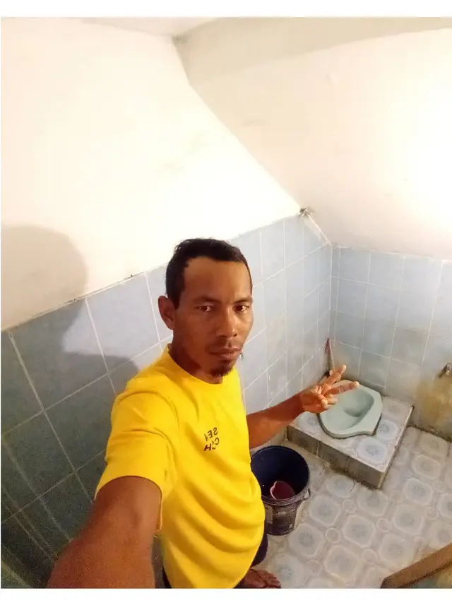 Pria Ini Punya Hobi Selfi Di Kamar Mandi, 7 Potretnya Malah Bikin Geli