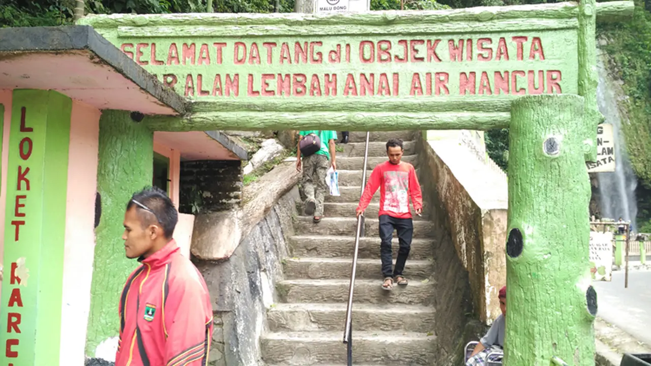 Rasai Sensasi Berendam di Air terjun Lembah Anai