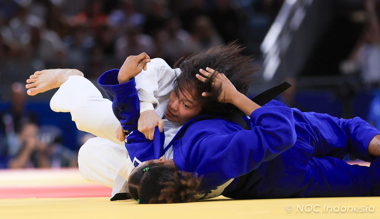 <p>Atlet judo putri Indonesia, Maryam March Maharani (kiri) berhasil menjatuhkan pejudo Mozambik, Jacira Ferreira pada laga babak 32 besar kelas 52 kg putri Olimpiade Paris 2024 di Champ-de-Mars Arena, Paris, Minggu (28/7/2024). Maryam March Maharani menang 10-0, namun ahirnya tersingkir di babak 16 besar setelah kalah dari pejudo Kosovo, Distria Krasniqi. (Dok. NOC Indonesia/Naif Muhammad Al'as)</p>