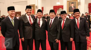 (Ki-ka)Thomas Lembong, Luhut Pandjaitan, Darmin Nasution, Rizal Ramli, Pramono Anung dan Sofyan Djalil berfoto bersama sebelum pelantik menteri hasil Reshuffle di Istana Negara, Jakarta, Rabu (12/8/2015). (Liputan6.com/Faizal Fanani)