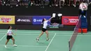 Raisa/Anya Geraldine saat melawan Hesti Purwadinata/Erika Carlina pada pertandingan ganda putri acara Vindes Sport bertajuk Tepok Bulu 2022 di Mahaka Square, Jakarta, Minggu (3/7/2022). Hesti Purwadinata/Erika Carlina mengalahkan Raisa/Anya Geraldine dua set langsung dengan skor 22-20 dan 21-15. (Liputan6.com/Herman Zakharia)