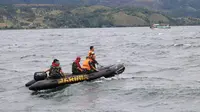 Pasukan elite dari TNI AL, Marinir menurunkan penyelam handal untuk mencari dan menyelamatkan korban tenggelamnya KM Sinar Baru. ( foto : Liputan6.com / Reza Perdana)