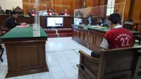 Roy terdakwa pembunuhan mahasiswi Ubaya di sidang di PN Surabaya. (Dian Kurniawan/Liputan6.com)