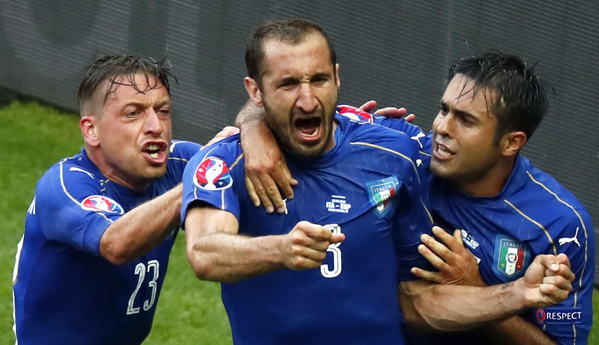 Pemain Italia, Giorgio Chiellini (tengah) merayakan golnya ke gawang Spanyol pada babak 16 besar Piala Eropa 2016 di Stade de France, St. Denis, Prancis, Senin (27/6/2016). (EPA/Ian Langsdon)