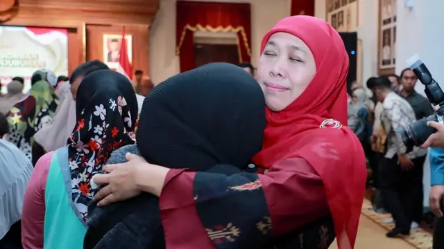 Khofifah merangkul keluarga korban Tragedi Kanjuruhan. (Dian Kurniawan/Liputan6.com)