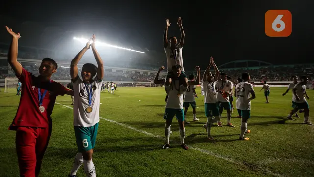 Foto: Bima Sakti dan Timnas Indonesia U-16 Kasih Kado Trofi Juara Piala AFF U-16 2022 untuk Kemerdekaan RI