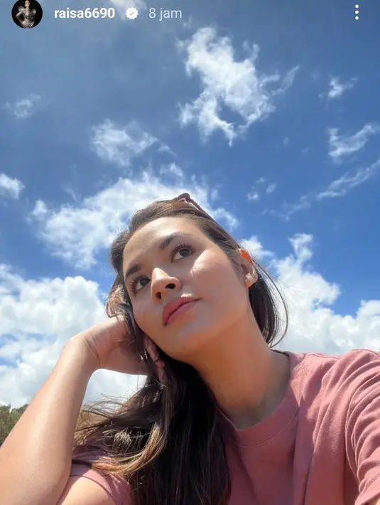 Raisa tampak menikmati cuaca yang cukup terik di sebuah pantai di Negeri Kanguru. [Instagram @raisa6690]