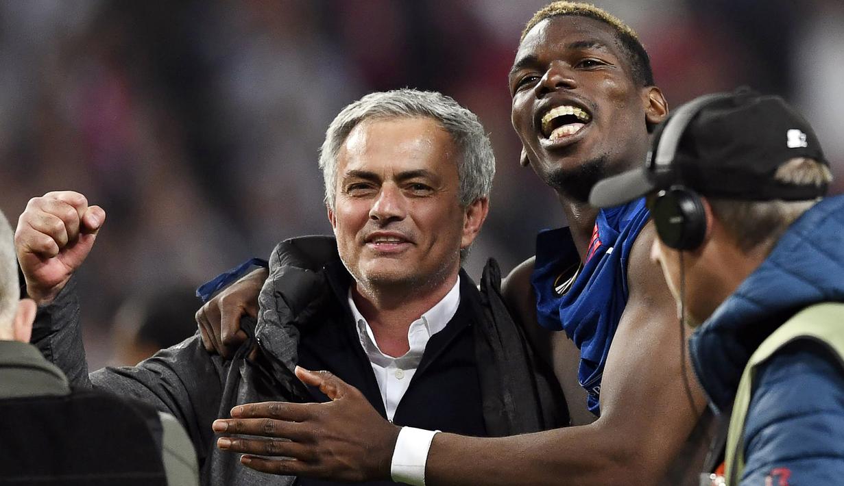 Pelatih Manchester United, Jose Mourinho, melakukan selebrasi usai menjuarai Piala Europa dengan mengalahkan Ajax Amsterdam pada final Liga Europa di Friends Arena, Stockholm, Rabu (24/05/2017). Manchester United menang 2-0.EPA/Georgi Licovski)