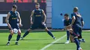 Crisiano Ronaldo yang bergabung dengan grup yang diisi rekannya di MU Bruno Fernandes, Ruben Dias, Pepe dan Joao Cancelo tampak bugar dan sesekali berbincang dalam sesi latihan tersebut. (AFP/Patricia De Melo Moreira)