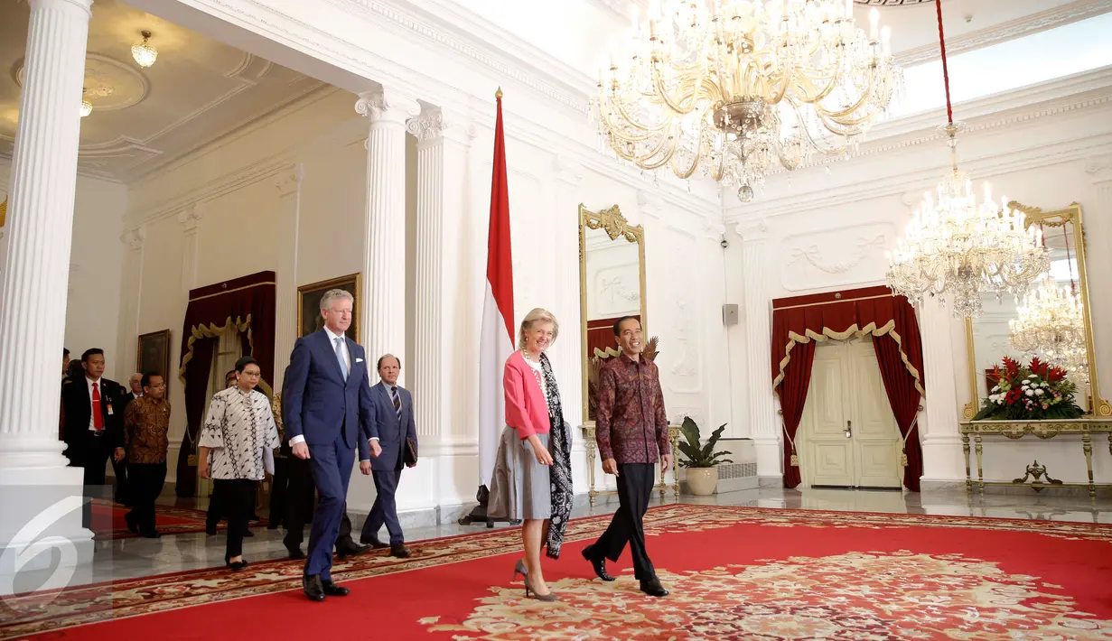 Presiden Jokowi (kanan) menerima kunjungan kehormatan Putri Astrid dari Kerajaan Belgia (tengah) di Istana Merdeka, Jakarta, Selasa (15/3). Jokowi langsung melakukan pertemuan tertutup dengan Putri Belgia. (Liputan6.com/Faizal Fanani)