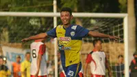 Striker muda Arema, Dedi Setiawan mencetak dua gol saat mengalahkan Cepu All Stars dalam laga uji coba di Lapangan Pusdiklat Migas, Sabtu (15/10/2016). (Bola.com/Iwan Setiawan)