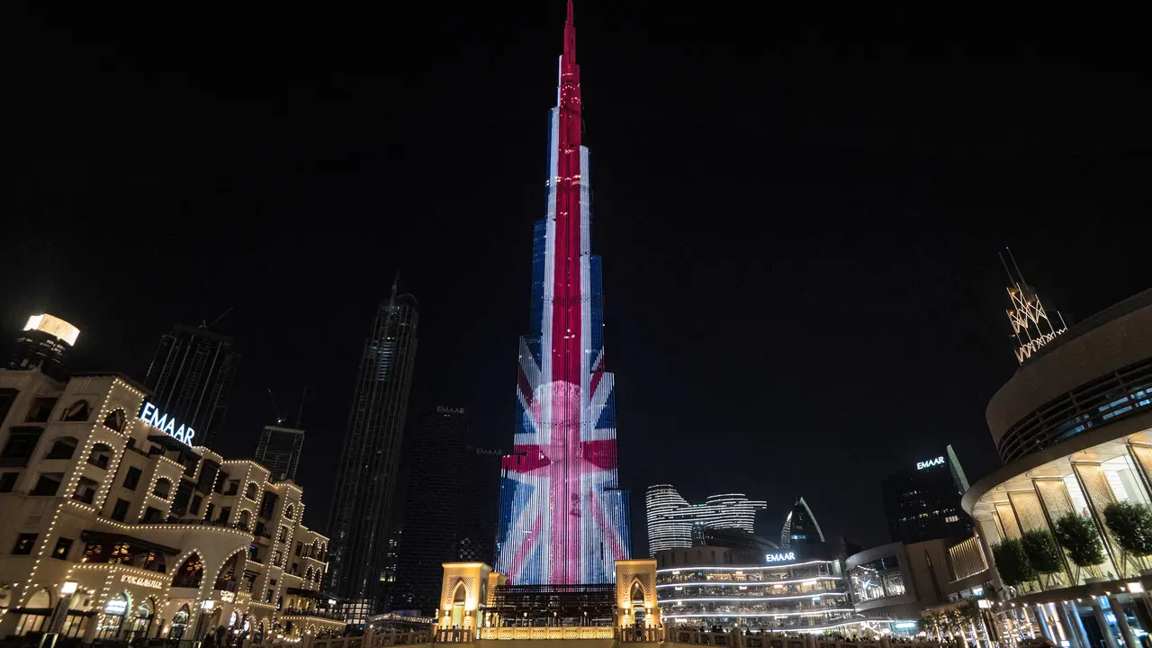 Burj Khalifa Dubai menyala dengan gambar Ratu Elizabeth