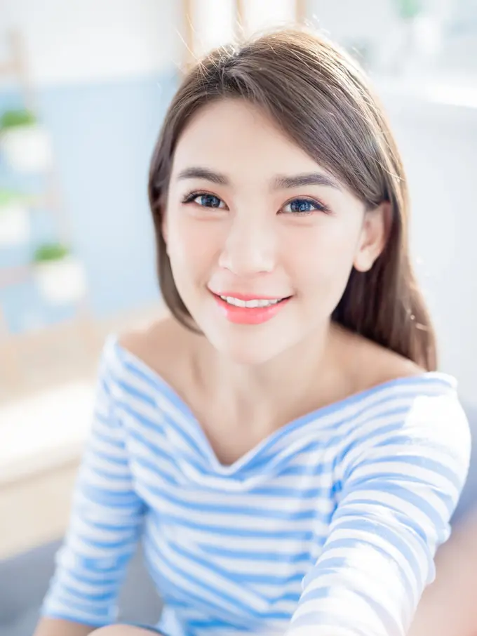 bahagia santai tersenyum