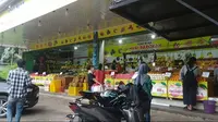 Toko buah yang jadi lokasi diduga oknum TNI memukuli warga di Jalan Akses Tol Cimanggis-Cikeas, Kecamatan Tapos, Kota Depok. (Liputan6.com/Dicky Agung Prihanto)