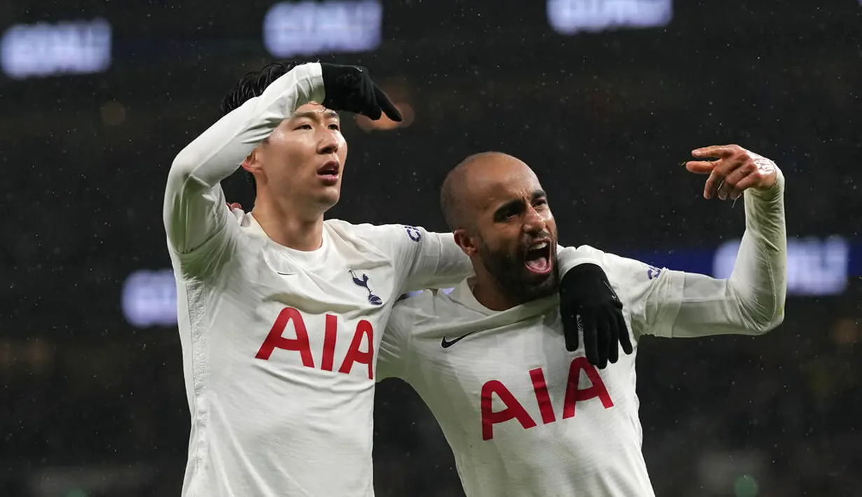 Pemain Tottenham Hotspur Son Heung-min (kiri) melakukan selebrasi usai mencetak gol ke gawang Southampton pada pertandingan sepak bola Liga Inggris di Tottenham Hotspur Stadium, London, Inggris, 9 Februari 2022. Tottenham Hotspur kalah 2-3. (AP Photo/Alastair Grant)