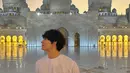 <p>Song Geon Hee mengenakan busana serba putih saat mengunjungi masjid. Warganet pun terkagum-kagum. "MasyaAllah ta barakallah🤍" kata netizen di Instagramnya. (Foto: Instgaram/ songgeonhee)</p>