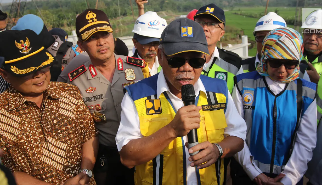 Menteri PUPR Basuki Hadimuljono (tengah) memberi sambutan usai uji coba Jembatan Kali Kuto di Batang, Jateng, Rabu (13/6). Jembatan Kali Kuto berada di ruas tol fungsional Batang-Semarang. (Liputan6.com/Arya Manggala)