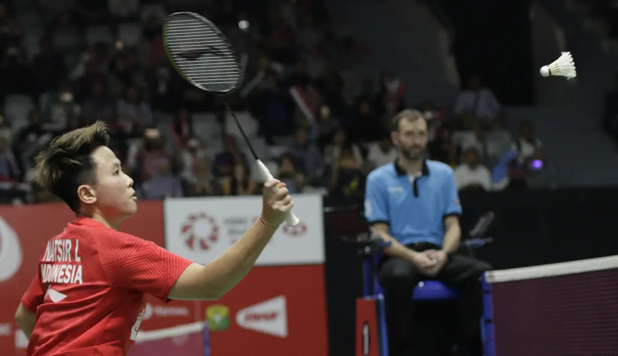 Pebulutangkis Indonesia, Lilyana Natsir, mengembalikan kok saat melawan pasangan India pada Indonesia Masters 2019 di Istora Senayan, Jakarta, Selasa (22/1). Tontowi / Lilyana lolos ke babak kedua. (Bola.com/M. Iqbal Ichsan)