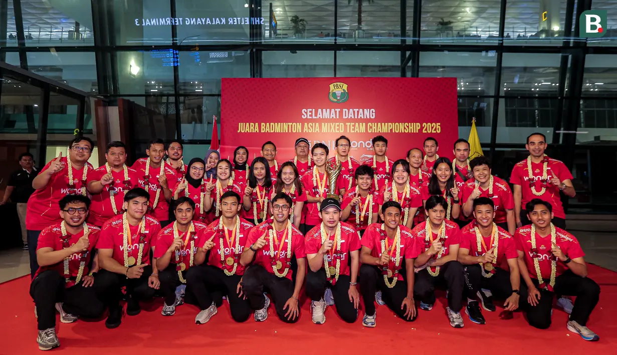 <p>Para pemian, pelatih, dan ofisial tim bulu tangkis Indonesia berfoto bersama dengan trofi Badminton Asia Mixed Team Championships saat acara penyambutan di Terminal 3 Bandara Soekarno Hatta, Tangerang, Senin (17/02/2025). (Bola.com/Bagaskara Lazuardi)</p>