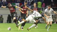 Penyerang AC Milan, Ante Rebic berusaha melewati bek Liverpool, Joel Matip selama pertandingan Dubai Super Cup 2022 di stadion al-Maktoum, Uni Emirat Arab, Jumat (16/12/2022). Liverpool menang telak atas AC Milan 4-1. (AFP/Karim Sahib)
