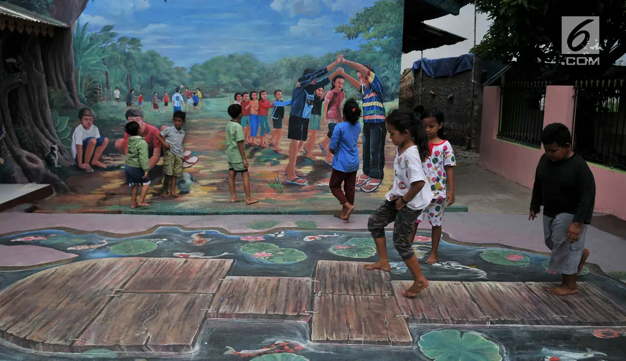 Anak-anak bermain di sekitar mural 3D atau 3 dimensi  yang menghiasi Kampung Pekayon Jaya, Bekasi, Kamis (14/6). Kampung 3D ini hadir atas kepedulian seniman Bekasi terhadap lingkungan dengan kondisi kumuh. (Merdeka.com/ Iqbal S. Nugroho)
