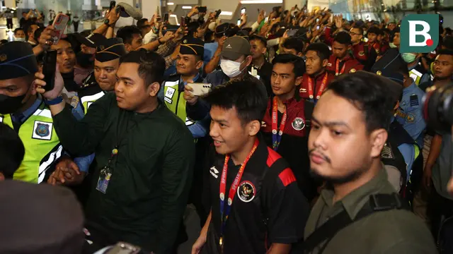 Foto: Melihat Sambutan Meriah saat Skuad Timnas Indonesia U-22 Tiba di Bandara Soekarno Hatta