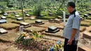 Makam almarhum Olga Syahputra banjir dengan aneka bunga, Jakarta, Senin (30/3/2015). Tampak seorang penjaga makam memperlihatkan kondisi makam Olga yang penuh dengan bunga (Liputan6.com/Panji Diksana)