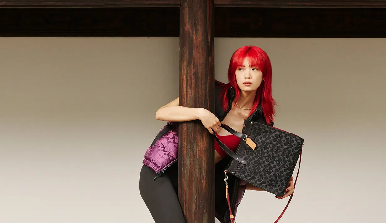 Salah satunya Signature Black Denim yang dramatis dan refined leather [Coach]