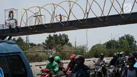 Kendaraan melintas di bawah proyek pembangunan Jembatan Penyebaran Orang (JPO) Pasar Minggu di Jakarta Selatan, Kamis (26/9/2019). JPO berdesain artistik senilai Rp 7 miliar tersebut ditargetkan rampung pengerjaannya pada Desember 2019 mendatang. (Liputan6.com/Immanuel Antonius)