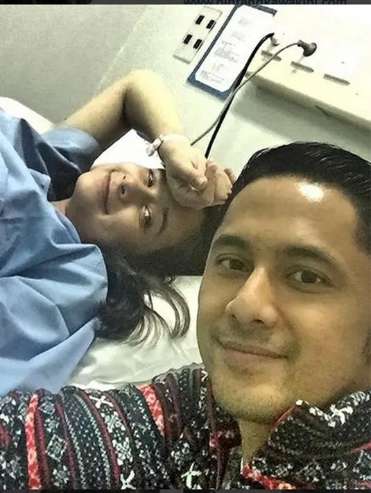 Tampak Hengky menemani Sonya yang terbaring di tempat tidur. Di tubuh Sonya terpasang selang infus, wanita itu memakai baju rumah sakit warna biru. (Via Instagram/@Hengkykurniawan)