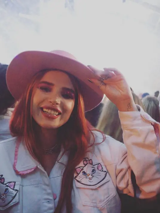 Ternyata Bella punya maksud tersendiri saat mengunggah foto bugilnya itu. Lewat tulisan di keterangan fotonya, Bella mengajak penggemarnya untuk mengatasi rasa khawatir dengan positif. (Instagram/bellathorne)