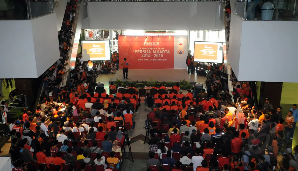 Ratusan JakMania memadati Hall Atrium JIExpo, Kemayoran saat pelucuran kostum baru Persija Jakarta musim 2015, (23/12/2014). (Liputan6.com/Helmi Fithriansyah)