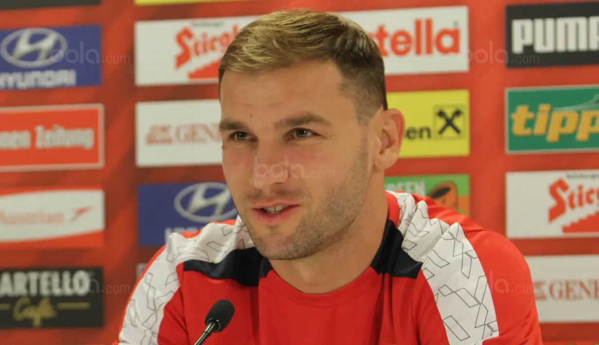 Kapten Serbia, Branislav Ivanovic, memberikan keterangan pers usai latihan di Stadion Ernst Happel, Wina, Kamis (5/10/2017). Serbia akan menghadapi Austria pada laga kualifikasi Piala Dunia 2018. (Bola.com/Reza Khomaini)