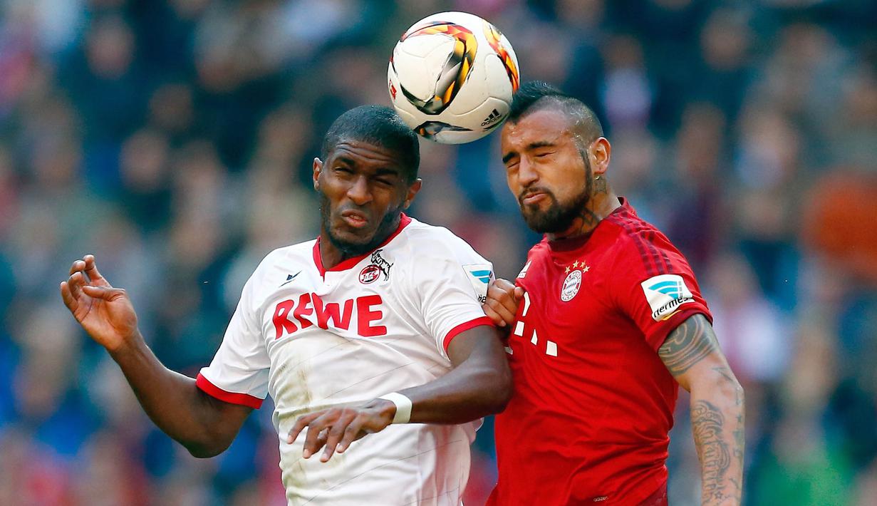 Gelandang Bayern Munchen, Arturo Vidal duel udara dengan pemain FC Koln, Anthony Modeste pada laga Bundesliga di Stadion Allianz Arena, Jerman, Sabtu (24/10/2015). (Reuters/Michael Dalder)