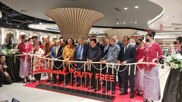 Menteri BUMN Erick Thohir secara resmi membuka operasional toko bebas bea atau 'Sarinah Duty Free'.