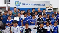 Bechham foto bareng peserta Festival Persib Academy League. (Bola.com/Erwin Snaz)