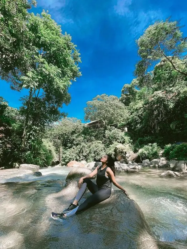 7 Momen Pemain Sinetron Buku Harian Seorang Istri Liburan Bareng Ke Curug Ini Seru