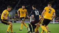 Mesut Ozil dikawal ketat oleh empat pemain Wolves pada laga lanjutan Premier League yang berlangsung di Stadion Molineux, Wolverhampton, Kamis (25/4). Arsenal kalah 1-3 kontra Wolves. (AFP/Paul Ellis)