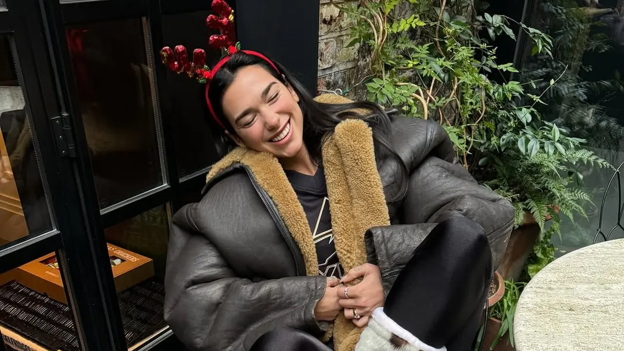 Dua Lipa dan Callum Turner Tunangan, Pamerkan Cincin Berlian Lewat Foto Buram