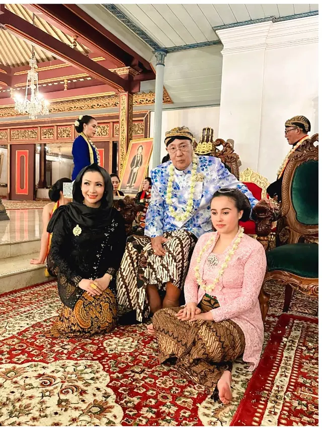 5 Potret Roro Fitria Kenang Sowan Pakubuwono XIII, Sampaikan Belasungkawa