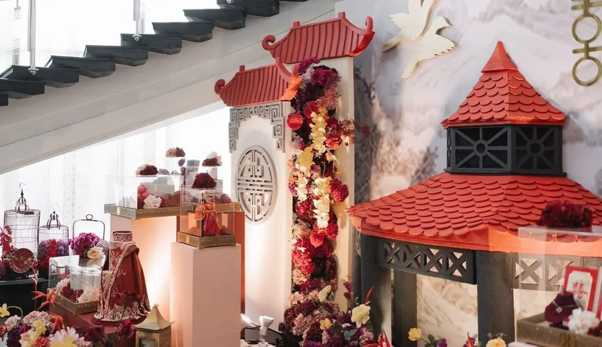 Dekorasi untuk acara sangjit ini pun tak main-main karena berbagai karangan bunga bernuansa merah, ungu, hingga kuning yang cantik memenuhi ruangan. Foto: Instagram.