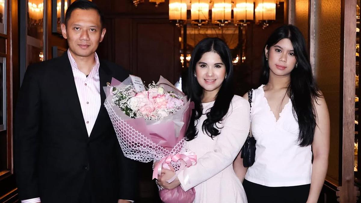 6 Gaya Annisa Pohan Pakai Midi Dress Soft Pink di Ultah Pernikahan ke-20 dengan AHY