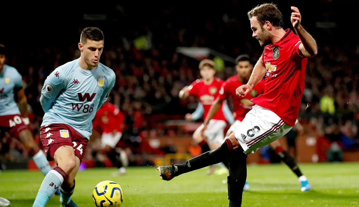 Pemain Manchester United Juan Mata (kanan) menendang bola saat bertandingan melawan Aston Villa pada pertandingan Liga Inggris di Old Trafford, Manchester, Inggris, Minggu (1/12/2019).  Skor berakhir 2-2. (Martin Rickett/PA via AP)