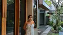 Atau penampilan kasual Felicia Hutapea dibalut strapless dress dengan detail serut di bagian tengah. Mana penampilan yang jadi favoritmu, Sahabat FIMELA? Foto: Instagram.