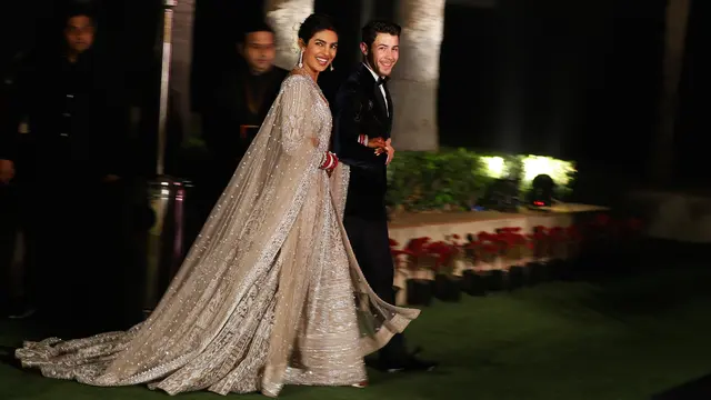 Senyum Bahagia Priyanka Chopra - Nick Jonas Saat Resepsi Pernikahan