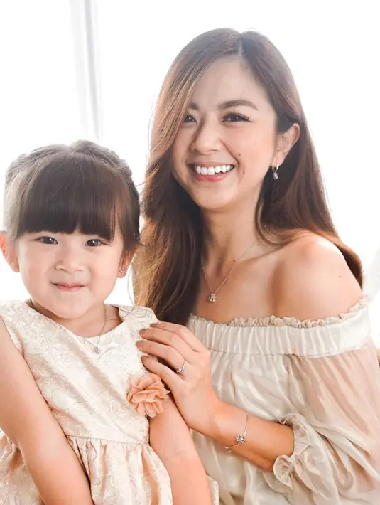 Franda dan Vechia Tampil matching dengan dress warna off-white yang stylish (Foto: Instagram @frandaaa87)