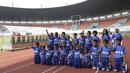 Sejumlah anak-anak dari suporter PSM Makassar menjadi pendamping saat laga Piala AFC melawan Home United di Stadion Pakansari, Bogor, Selasa (30/4). Kesempatan ini diberikan oleh Allianz sebagai salah satu sponsor. (Bola.com/Yoppy Renato)