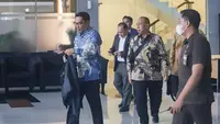 Kasus tersebut diperkirakan merugikan keuangan negara sekitar Rp222 miliar. Tampak dalam foto, mantan Gubernur Jawa Barat Ridwan Kamil (kiri) bersiap meninggalkan Gedung Merah Putih Komisi Pemberantasan Korupsi (KPK), Jakarta, Selasa (2/12/2025). (merdeka.com/Arie Basuki)